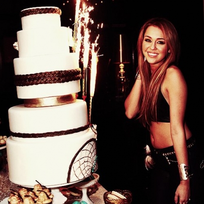 miley avec son gateau du 23 novembre 2010